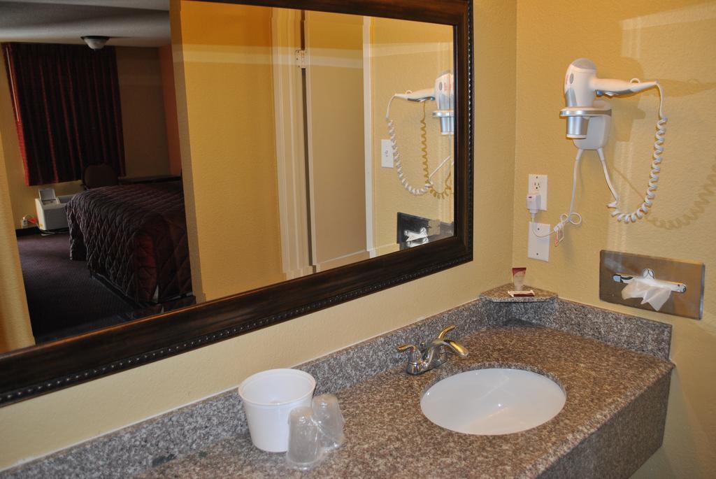 Executive Inn Brookshire Room photo