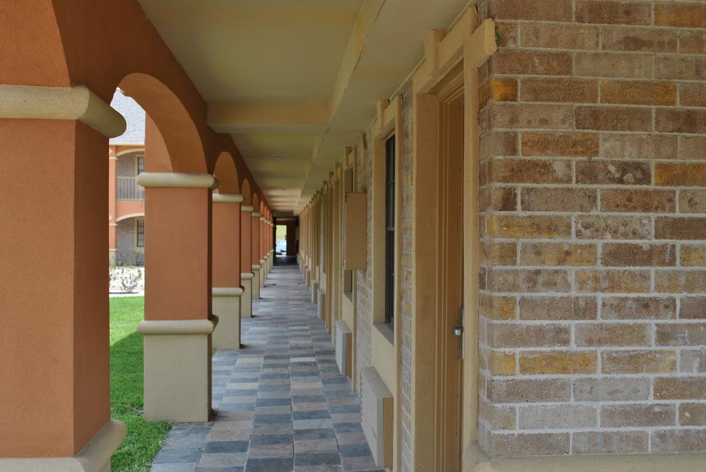 Executive Inn Brookshire Exterior photo